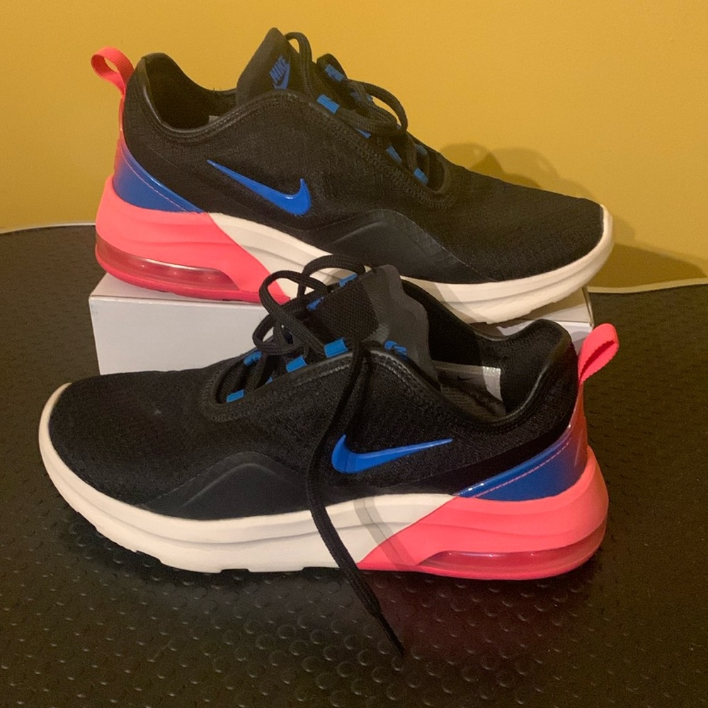 Nike Air Max Motion 2 women’s 7.5 Black Pink CN2166-001 Very Nice!
